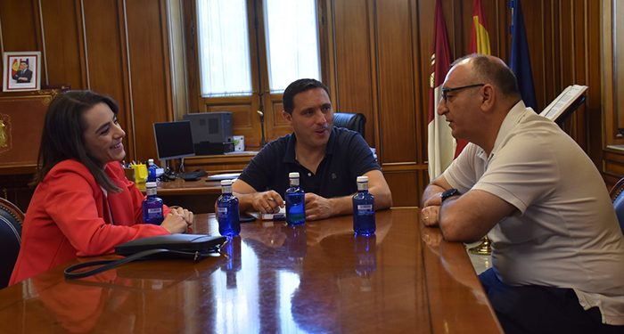 Martínez Chana conoce los proyectos de investigación para detectar precozmente el cáncer de mama de Marina Sánchez, natural de Montalbo 1 Martínez Chana conoce los proyectos de investigación para detectar precozmente el cáncer de mama de Marina Sánchez, natural de Montalbo