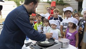Niños y niñas se transforman en “Chefs” por unas horas, mientras el Puente San Pablo de Cuenca se viste de restaurante por la candidatura de Cuenca a Capital Española de la Gastronomía