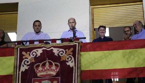 Pareja homenajea al personal sanitario en el pregón de sus deseadas fiestas de la Virgen de los Remedios