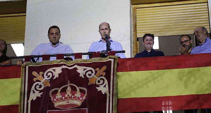 Pareja homenajea al personal sanitario en el pregón de sus deseadas fiestas de la Virgen de los Remedios 1 Pareja homenajea al personal sanitario en el pregón de sus deseadas fiestas de la Virgen de los Remedios