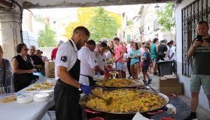 Un total de 500 personas participan en la paella solidaria de Pareja, a beneficio de Pueblos con Futuro