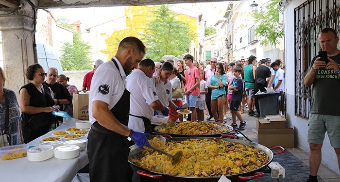 Un total de 500 personas participan en la paella solidaria de Pareja, a beneficio de Pueblos con Futuro 1 Un total de 500 personas participan en la paella solidaria de Pareja, a beneficio de Pueblos con Futuro