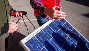 Una treintena de personas han sido contratadas en los últimos dos meses tras capacitarse como profesionales en la instalación de placas fotovoltaicas Gracias a Cruz Roja Cuenca