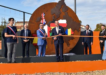 Alberto Rojo participa en la inauguración del monumento a las ciudades hermanadas con la localidad francesa de Roanne