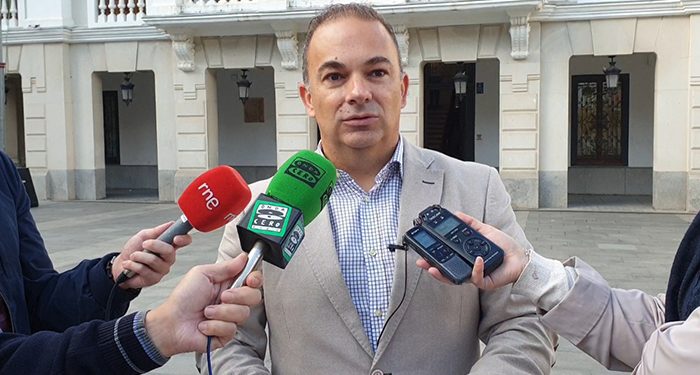 Carnicero denuncia el “ridículo nacional” que ha hecho Rojo en la licitación del parking de la calle Hermanos Fernández Galiano 1 Carnicero denuncia el “ridículo nacional” que ha hecho Rojo en la licitación del parking de la calle Hermanos Fernández Galiano