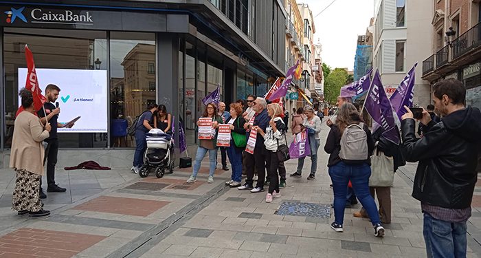 CCOO-Enseñanza CLM vuelve a movilizarse en toda la región por la reducción de la jornada lectiva de los/as docentes y la contratación de los/as interinos/as durante el verano 1 CCOO-Enseñanza CLM vuelve a movilizarse en toda la región por la reducción de la jornada lectiva de losas docentes y la contratación de losas interinosas durante el verano