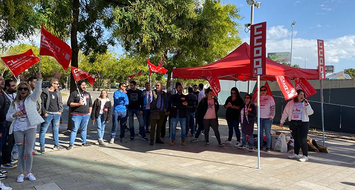 Concentración en Jazzplat-Guadalajara contra los despidos ‘traumáticos e injustificados’ de cuatro personas y la pretensión de echar a otras cincuenta 1 Concentración en Jazzplat-Guadalajara contra los despidos ‘traumáticos e injustificados’ de cuatro personas y la pretensión de echar a otras cincuenta