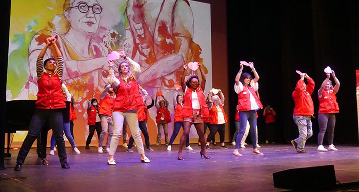 Cruz Roja Cuenca congrega a unos 200 mayores para celebrar “su día” a golpe de palmas y humor