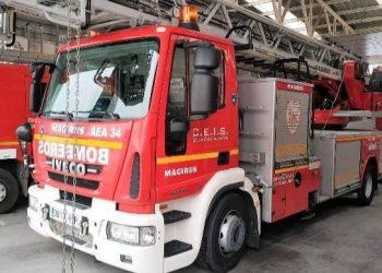 Desalojados los vecinos de un bloque de viviendas de Molina de Aragón por el incendio de un local comercial
