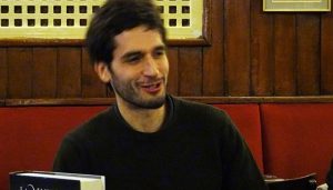 El escritor vitoriano Álvaro Urbina se reunirá este jueves de manera virtual con Las Casas Ahorcadas