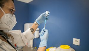 El Gobierno de Castilla-La Mancha insiste en la importancia de la vacunación simultánea frente a la gripe y a la Covid-19