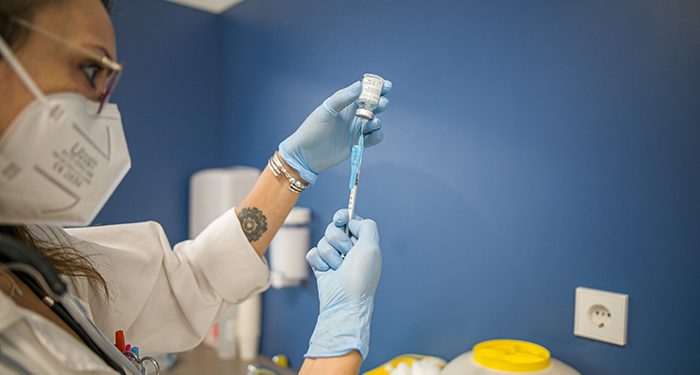 El Gobierno de Castilla-La Mancha insiste en la importancia de la vacunación simultánea frente a la gripe y a la Covid-19