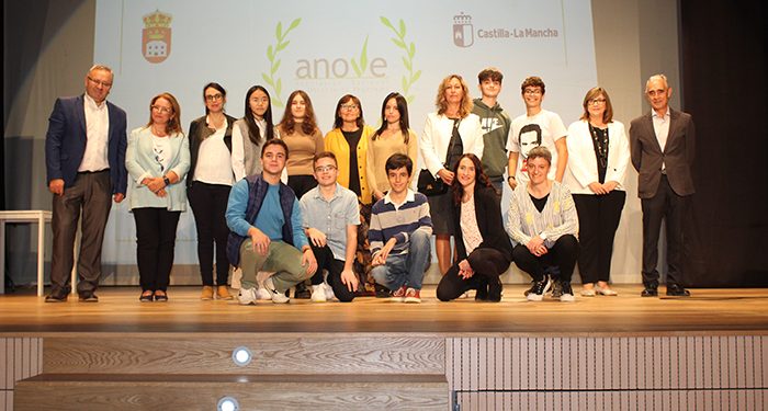 El IES Fernando de los Ríos de Quintanar y su directora, Mercedes García, premiados en el II Concurso de Vídeo Escolar de Anove 1 El IES Fernando de los Ríos de Quintanar y su directora, Mercedes García, premiados en el II Concurso de Vídeo Escolar de Anove
