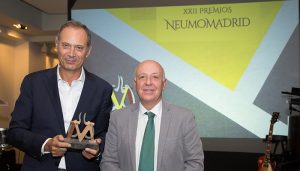 El servicio de Neumología del Hospital de Guadalajara suma un nuevo reconocimiento con la concesión del premio ‘Neumólogo del año’ a José Luis Izquierdo