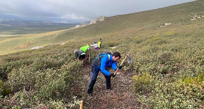Escudero participa en las tareas de recuperación del tradicional sendero que une Bustares y Pradena de Atienza en el Parque Natural de la Sierra Norte