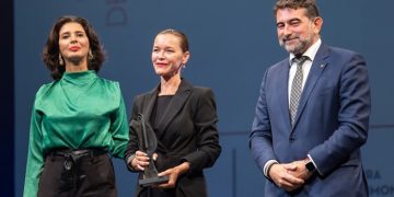 Eurocaja Rural entrega el galardón 'Mejor Espectáculo de Danza' en la XXX edición de los Premios Teatro de Rojas