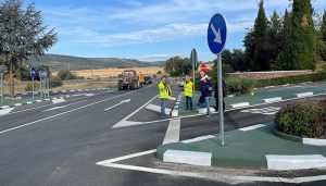 Fomento ejecuta obras de mejora en el cruce de acceso a la urbanización Las Fuentes, en Fuentenovilla