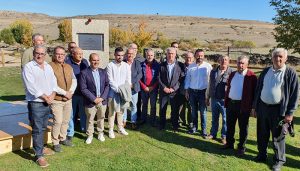 José Luis Vega inaugura un monolito como recuerdo y homenaje a Narciso Arranz en Cantalojas