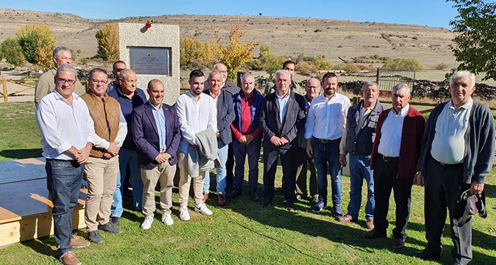 José Luis Vega inaugura un monolito como recuerdo y homenaje a Narciso Arranz en Cantalojas