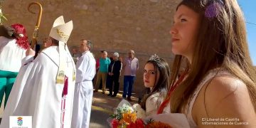 El Obispo de Cuenca y la Banda de Trompetas y Tambores de la JDC en la procesión de Santa Teresa en Jábaga. 4K