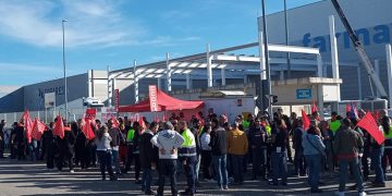 La plataforma logística de la farmacéutica Cofares incendia el polígono industrial de Marchamalo por el despido ‘disciplinario’ de sindicalistas y trabajadores de CCOO