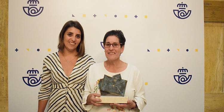 La Unidad de Servicios Especiales de Correos de Cuenca recibe su trofeo por el Premio Nacional a la Excelencia