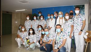 Los profesionales de Pediatría del área de Salud de Cuenca estrenan chaquetas de uniforme estampadas con dibujos infantiles