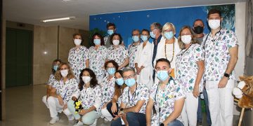 Los profesionales de Pediatría del área de Salud de Cuenca estrenan chaquetas de uniforme estampadas con dibujos infantiles