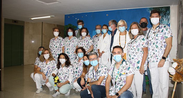 Los profesionales de Pediatría del área de Salud de Cuenca estrenan chaquetas de uniforme estampadas con dibujos infantiles