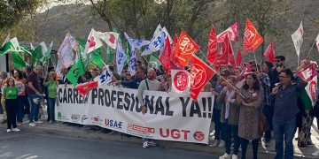 Los sindicatos con representación en la Mesa Sectorial del SESCAM se concentran ante las Cortes Regionales en una nueva jornada de movilizaciones