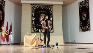 Marwan inicia el programa Los libros viajan por la provincia haciendo las delicias del público joven en el paraninfo de la UCLM