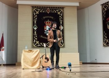 Marwan inicia el programa Los libros viajan por la provincia haciendo las delicias del público joven en el paraninfo de la UCLM