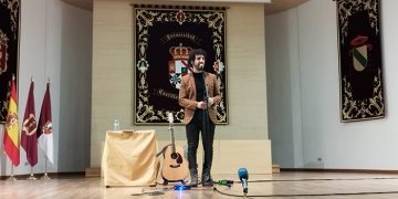 Marwan inicia el programa Los libros viajan por la provincia haciendo las delicias del público joven en el paraninfo de la UCLM