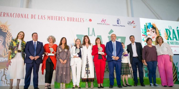 El Gobierno de Castilla-La Mancha muestra su orgullo por todas las mujeres rurales y las reconoce como la auténtica “raíz de nuestra tierra”