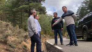 Prieto y Solana comprueban las deficiencias de la carretera entre Huerta y Valdemeca, sólo cuatro meses después de su arreglo, y piden a la Junta una auditoría para solucionarlas