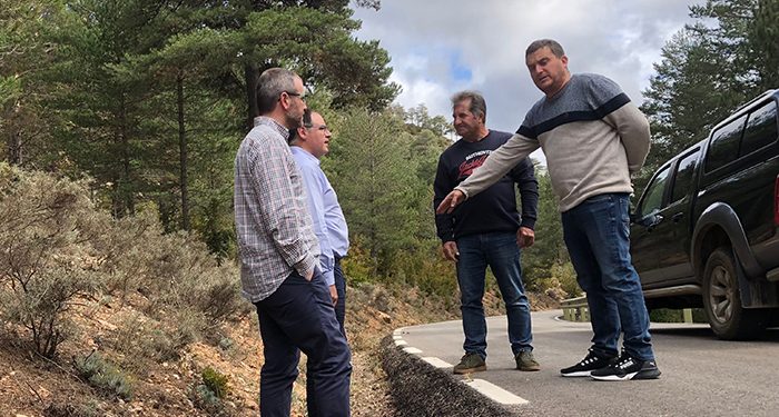 Prieto y Solana comprueban las deficiencias de la carretera entre Huerta y Valdemeca, sólo cuatro meses después de su arreglo, y piden a la Junta una auditoría para solucionarlas 1 Prieto y Solana comprueban las deficiencias de la carretera entre Huerta y Valdemeca, sólo cuatro meses después de su arreglo, y piden a la Junta una auditoría para solucionarlas