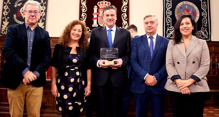 La UAH reconoce el mecenazgo del Ayuntamiento a raíz de la cátedra de Guadalajara como Destino Turístico Inteligente 1 Reconocimiento UAH al ayuntamiento de Guadalajara
