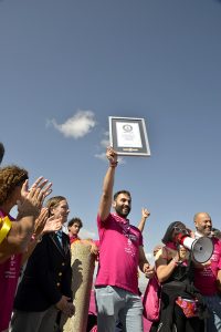 Trillo logra el Récord Guinness con un lazo de 5.620 m2 sobre las Tetas de Viana y a favor de la detección precoz del cáncer de mama