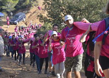 Trillo logra el Récord Guinness con un lazo de 5.620 m2 sobre las Tetas de Viana y a favor de la detección precoz del cáncer de mama