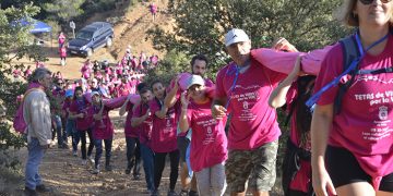 Trillo logra el Récord Guinness con un lazo de 5.620 m2 sobre las Tetas de Viana y a favor de la detección precoz del cáncer de mama