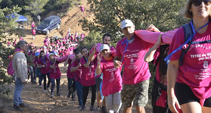 Trillo logra el Récord Guinness con un lazo de 5.620 m2 sobre las Tetas de Viana y a favor de la detección precoz del cáncer de mama