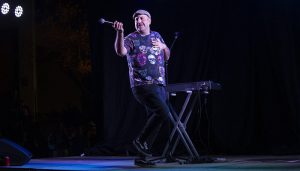 Un gran Agustín Durán llena de público y humor San Esteban con su show “Cazafantoches”