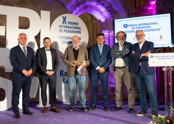 Vega entrega a Ramón Lobo el X premio internacional de periodismo “Cátedra Manu Leguineche”