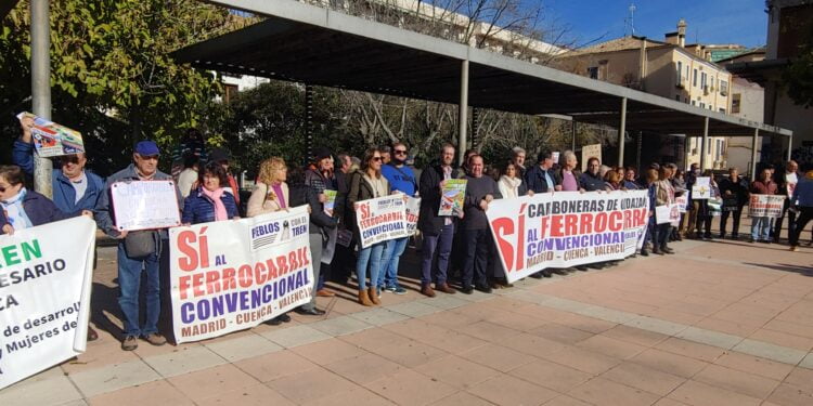 Mantendremos la lucha es la frase de la manifestación por un tren público, social y sostenible