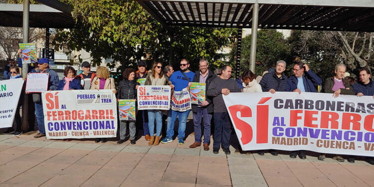 Mantendremos la lucha es la frase de la manifestación por un tren público, social y sostenible