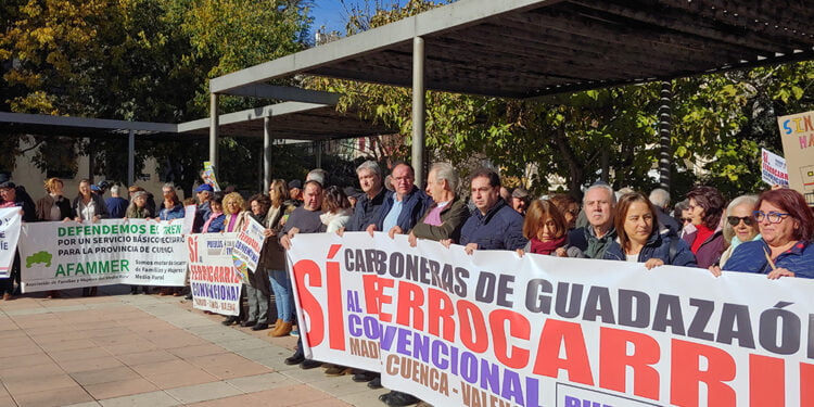 Mantendremos la lucha es la frase de la manifestación por un tren público, social y sostenible