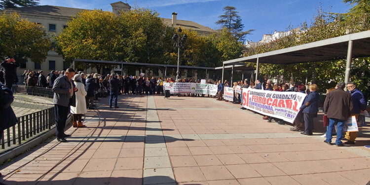 Mantendremos la lucha es la frase de la manifestación por un tren público, social y sostenible