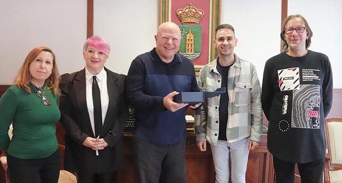 Agradecimiento institucional a Ken Muckle por 20 años al frente del Club de Lectura en Inglés de Cabanillas 1 Agradecimiento institucional a Ken Muckle por 20 años al frente del Club de Lectura en Inglés de Cabanillas