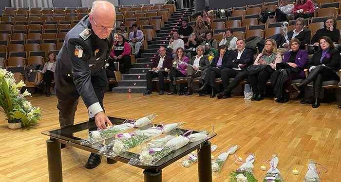 Cuenca recuerda emocionada a las víctimas en el acto institucional por el Día para la Eliminación de la Violencia contra las Mujeres