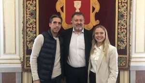 Dolz recibe a Alba Vicente Olmo, primer Premio Ciudad de Cuenca al Talento Joven